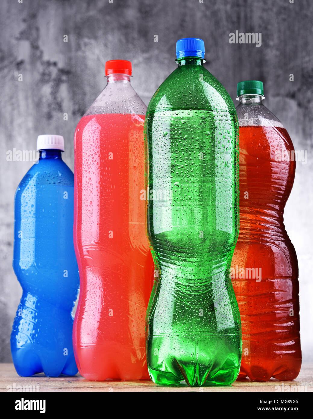 plastic-bottles-of-assorted-carbonated-soft-drinks-in-variety-of-colors-mg89g6.jpg